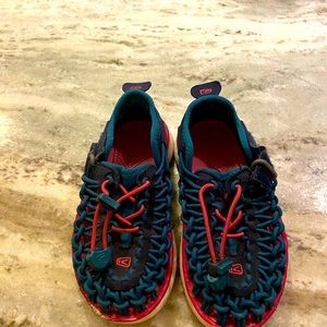 Toddler girl keen sandals. Adorable.